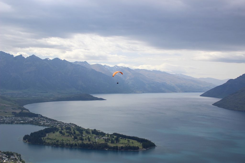 Neuseeland-Roadtrip ins Paradies ♥ von Queenstown nach Glenorchy 29 Queenstown Paraglider