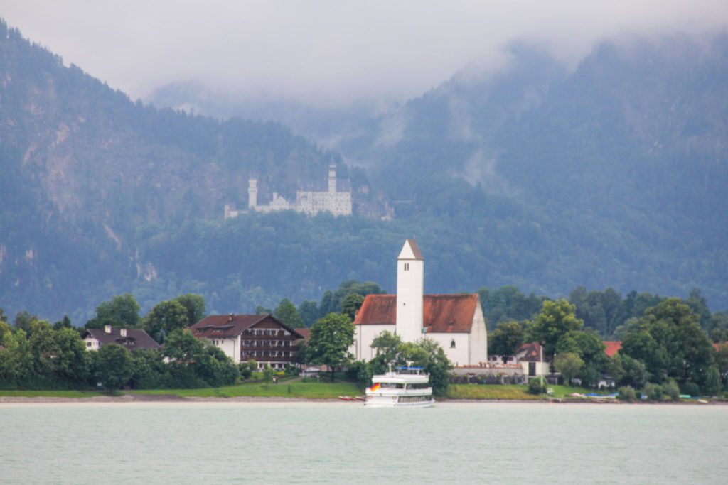 Der Forggensee mit Blick auf Schloss Neuschwanstein