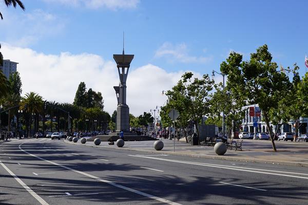 Ganz rechts sieht man das Ferry Building in San Francisco