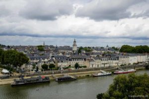 2 Wochen Nordfrankreich-Rundreise mit Kind: Champagne, Normandie & Lothringen 85 Ausblick vom Schloss Angers auf den Maine