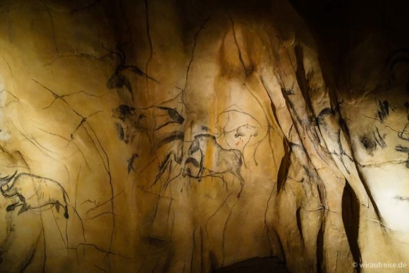 Rekonstruiertes Bildfeld aus der berühmten "Grotte Chauvet" in Südfrankreich