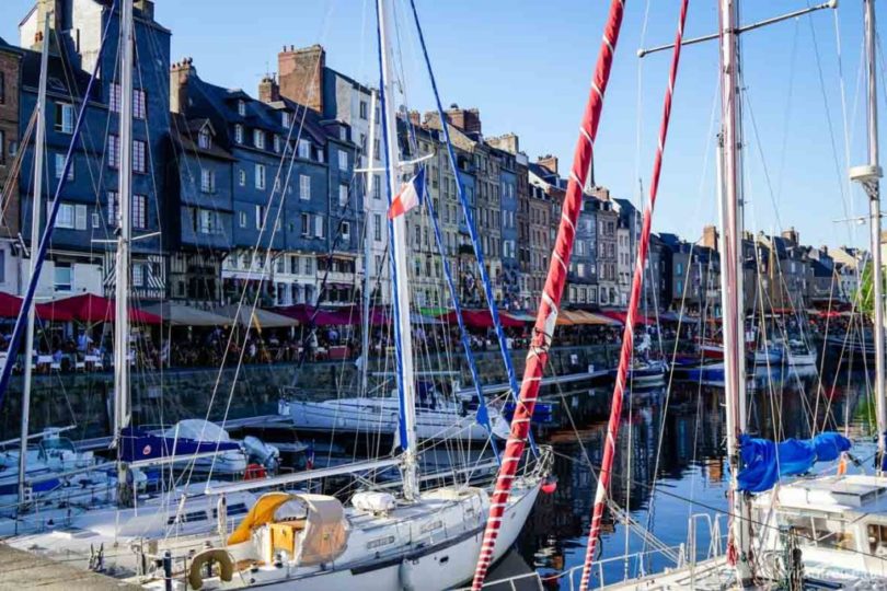 Segelschiffe im Vordergrund. Im Hintergrund die Fressmeile von Honfleur