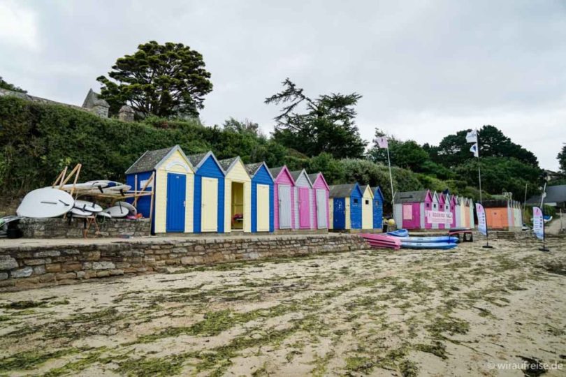 Bunte Badehütten am Strand der Île aux moines.