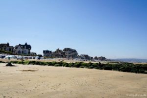 2 Wochen Nordfrankreich-Rundreise mit Kind: Champagne, Normandie & Lothringen 64 Der Oststrand in Blonville-sur-mer bei Ebbe