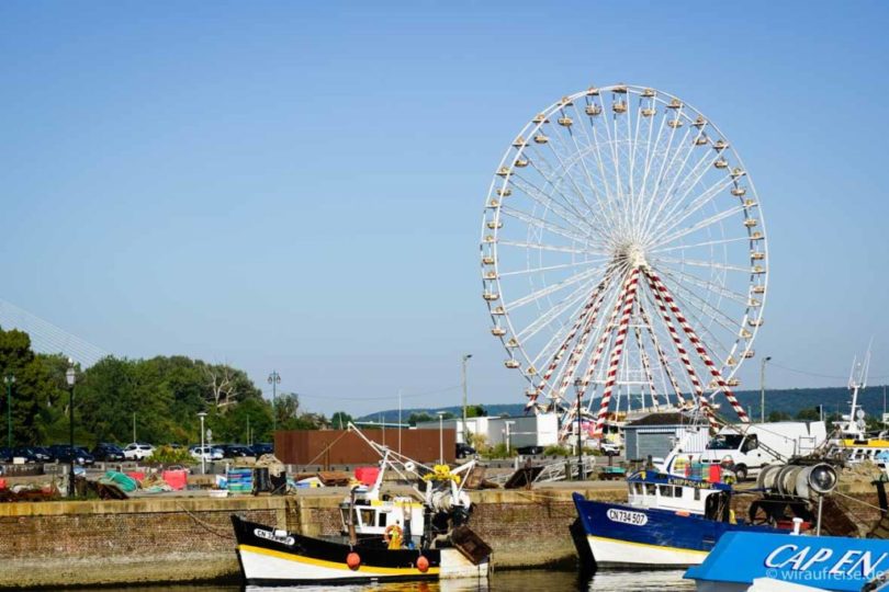 Riesenrad und Boote im Hafen von Honfleur