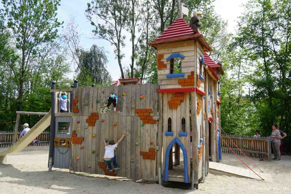 Toller Spielplatz auf der Insel in Regen