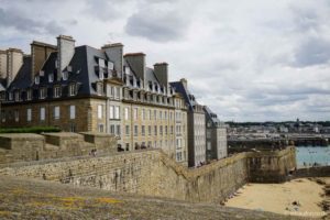 2 Wochen Nordfrankreich-Rundreise mit Kind: Champagne, Normandie & Lothringen 76 Saint-Malo mit Stadtmauer