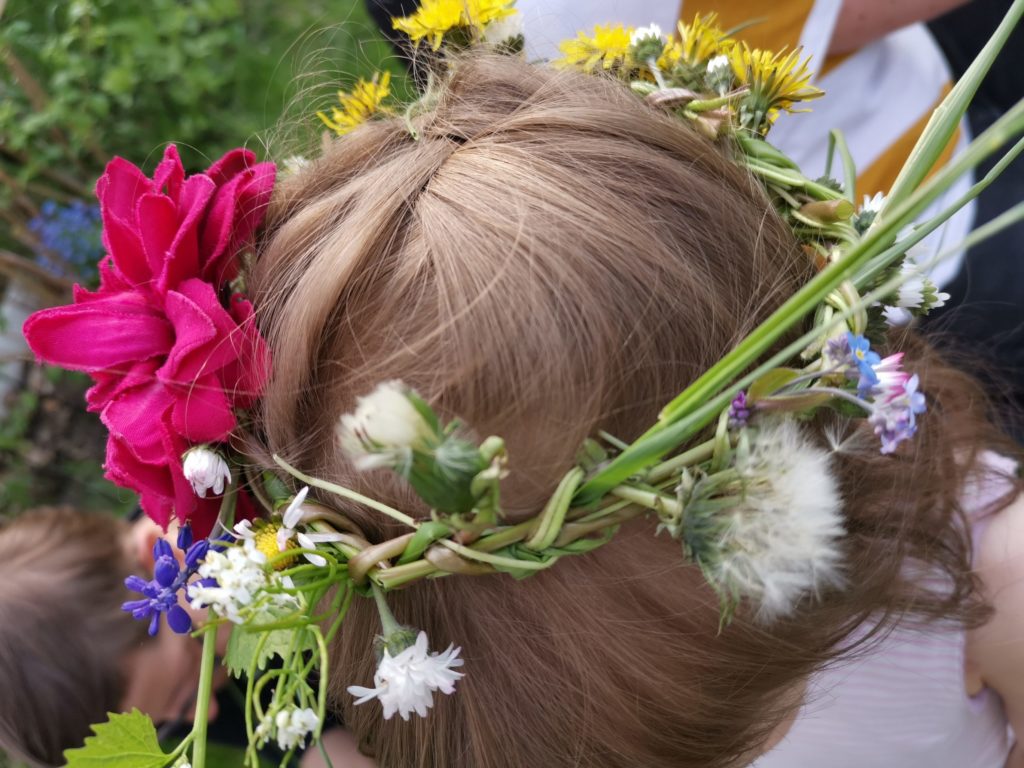 Mikroabenteuer mit Schulkindern Blumenkranz