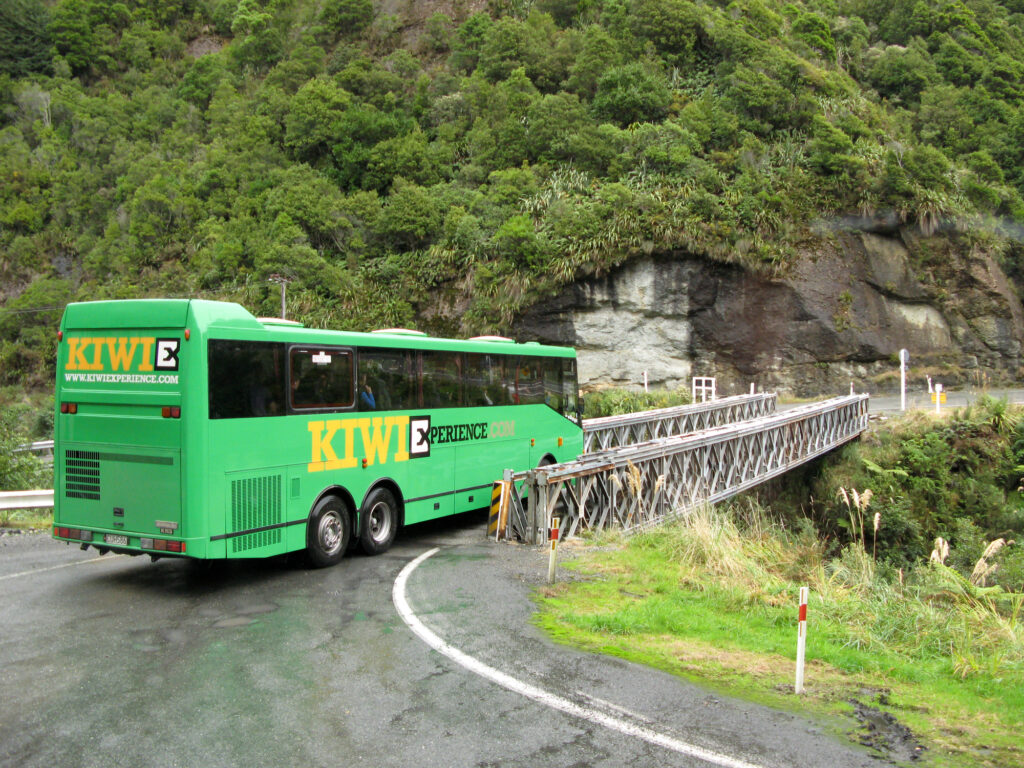 Bus, Zug, Fahrrad: 3 Arten, Neuseeland OHNE Auto zu bereisen 14 Neuseeland Reisebus Kiwi Experience