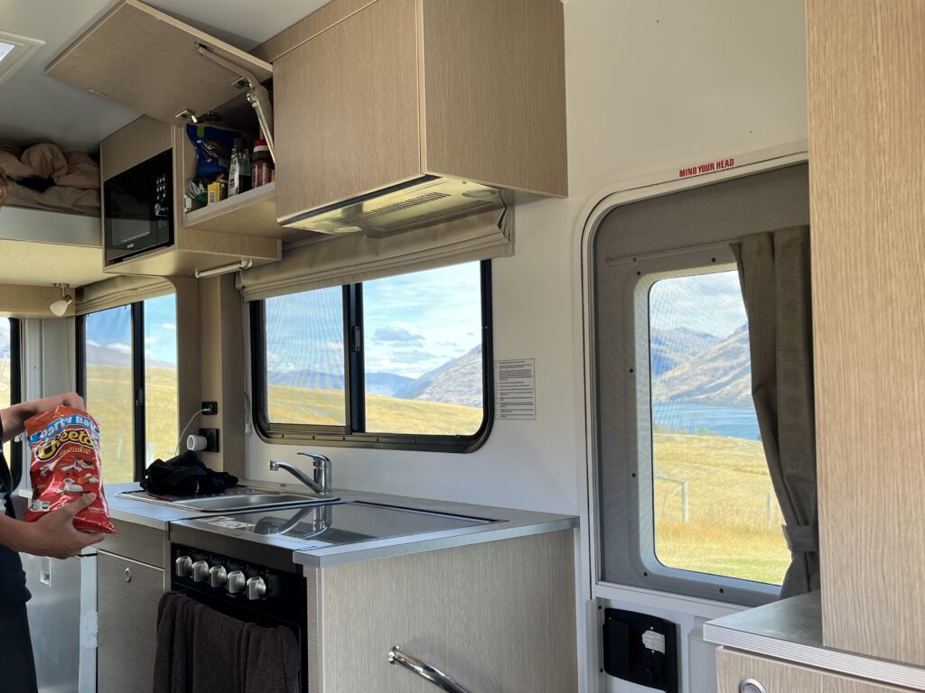 Neuseeland im Camper: der Maui Cascade im Familien-Test 25 Maui Cascade Innenraum Küchenzeile