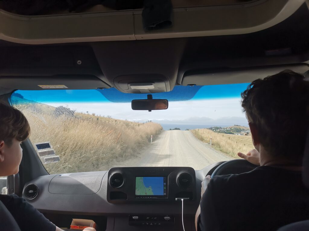 Neuseeland im Camper: der Maui Cascade im Familien-Test 23 Maui Camper Fahrerkabine Gravel Road