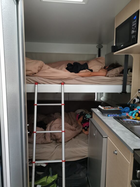 Neuseeland im Camper: der Maui Cascade im Familien-Test 24 Maui Camper Bett